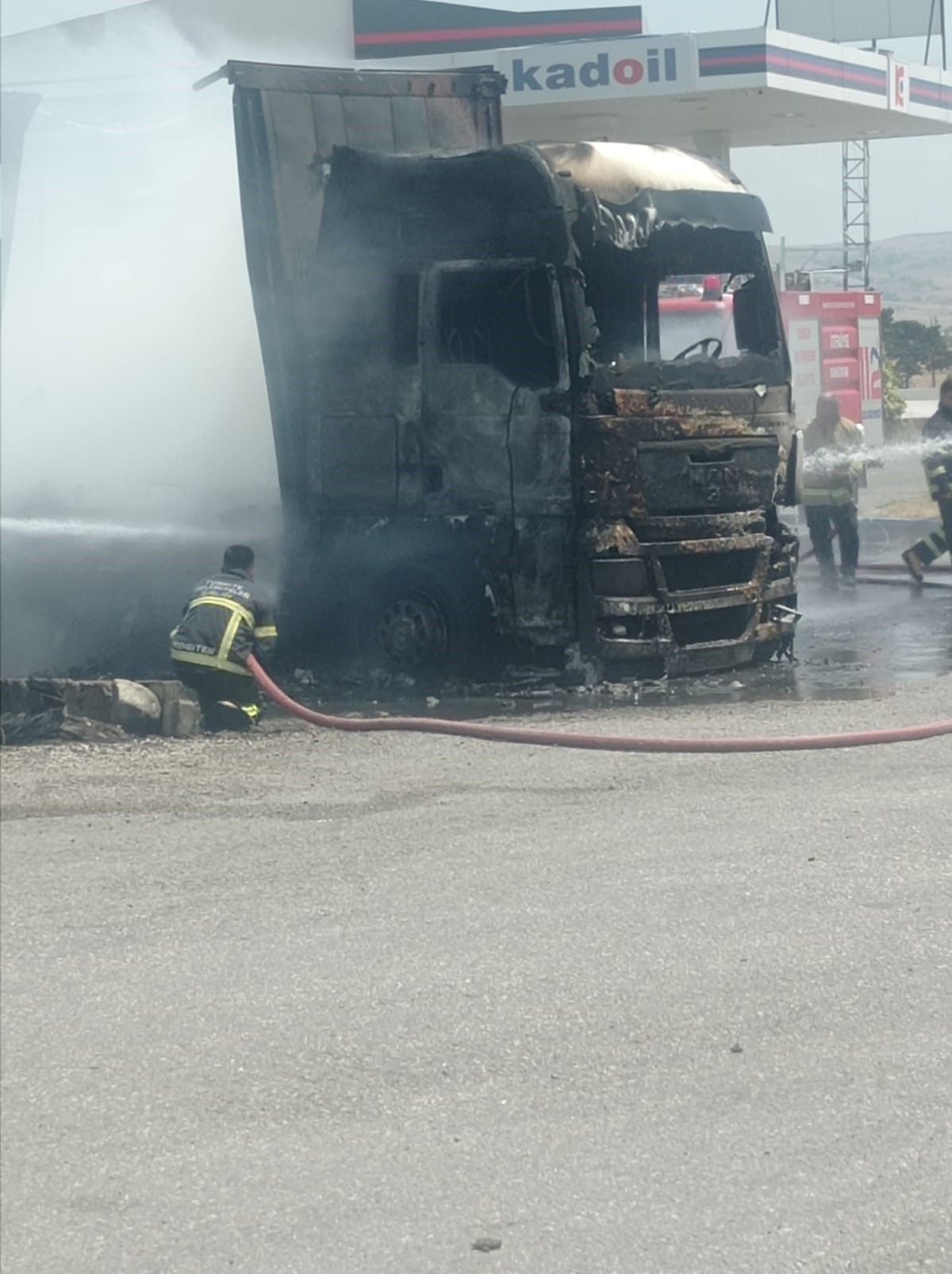 Mobilya yüklü TIR alev alev yandı