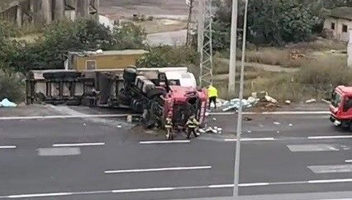 Osmangazi Köprüsü girişindeki kaza trafiği kilitledi Osmangazi Köprüsü girişindeki kaza trafiği kilitledi
