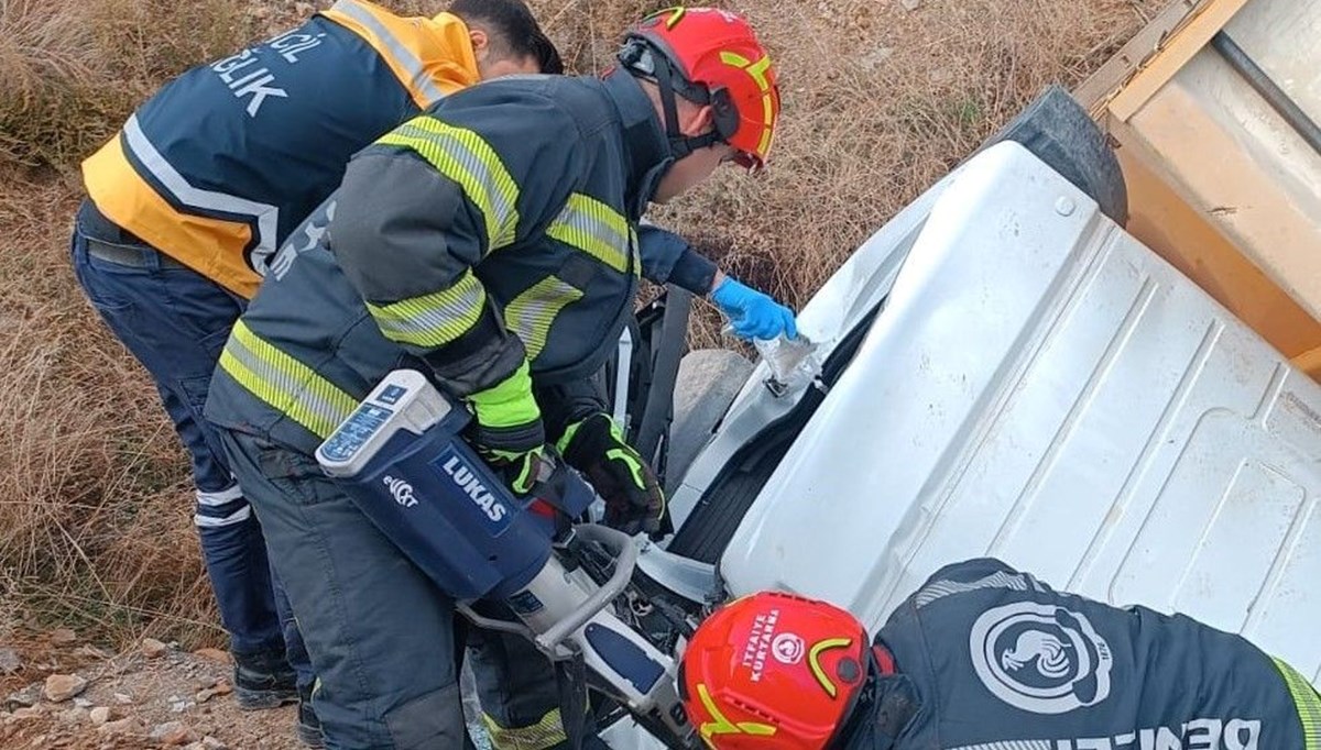 Kontrolden çıkan kamyon şarampole devrildi: 1 ölü Kontrolden çıkan kamyon şarampole devrildi: 1 ölü