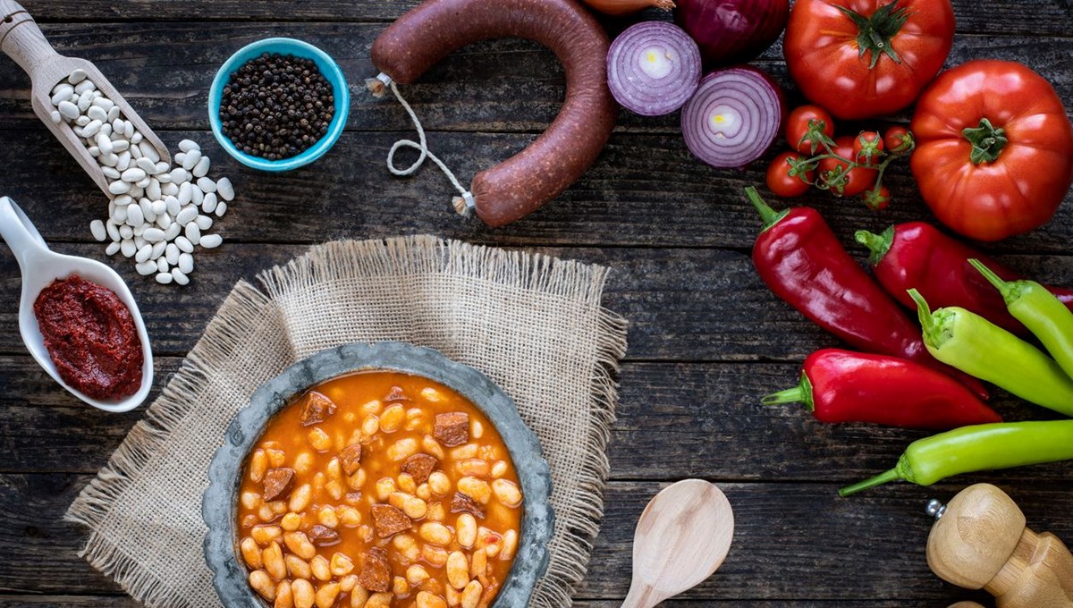 Kuru fasulye günü. Lezzetli bu yemek için lezzetli bir tarif