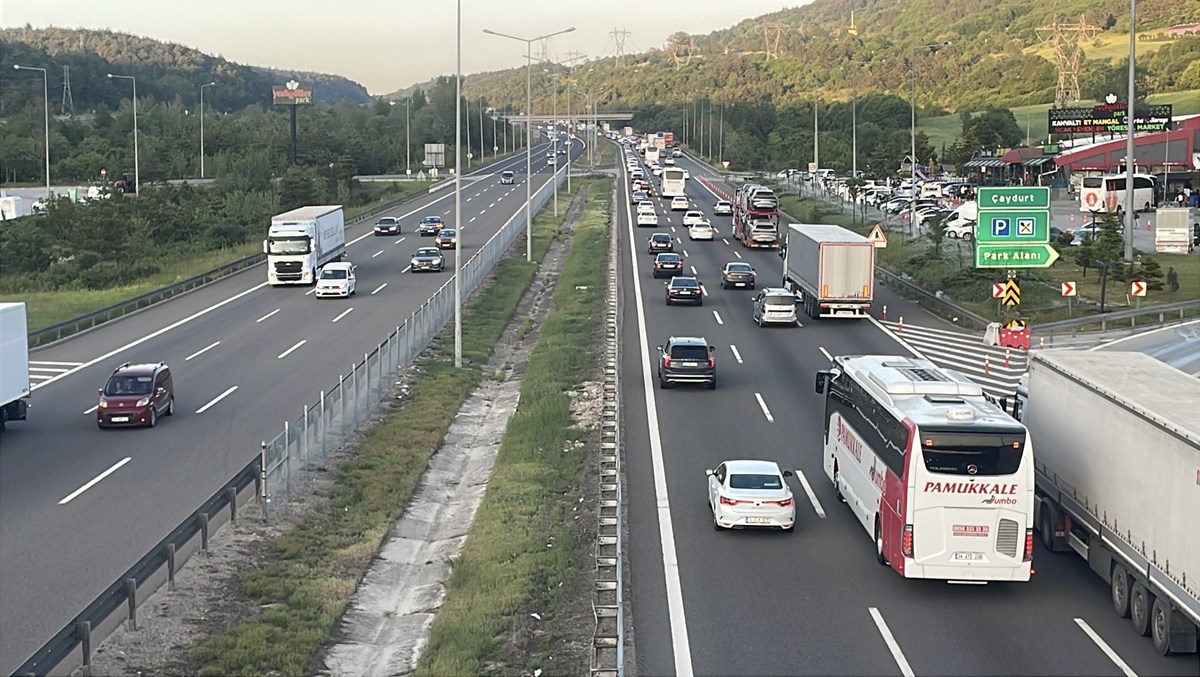Şehirler arası yollarda trafik yoğunluğunun bugün daha da artması bekleniyor