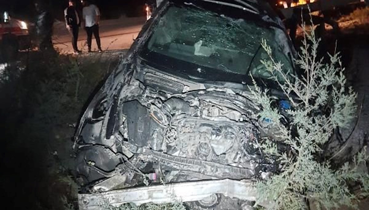 Otomobil önce yayaya sonra beton direğe çarptı: 1 ölü, 2 yaralı Otomobil önce yayaya sonra beton direğe çarptı: 1 ölü, 2 yaralı