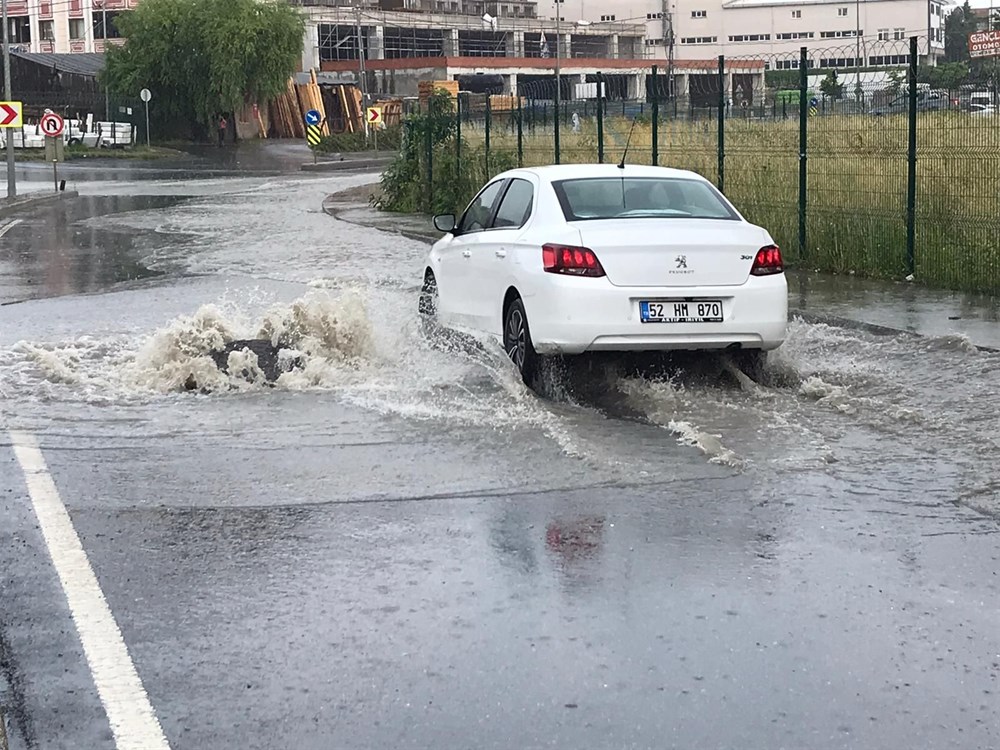 İstanbul'da şiddetli yağış: Yollar göle döndü, boğaza çamurlu su aktı - 11
