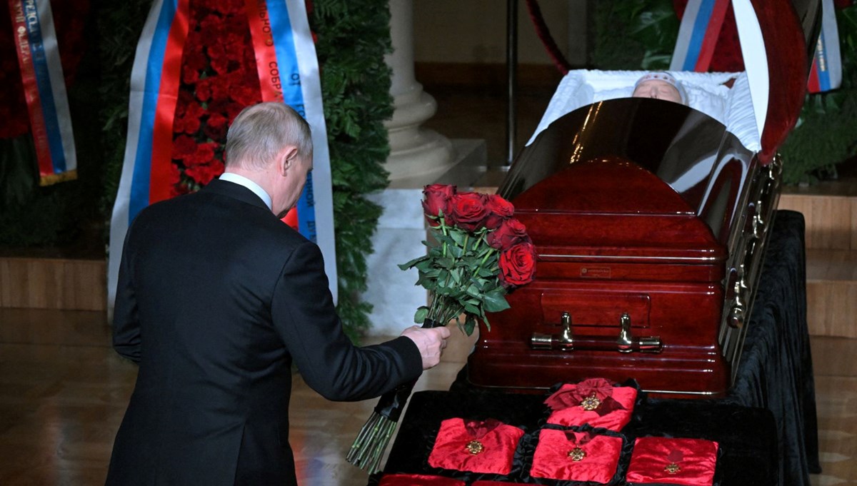 Putin Jirinovski'nin cenazesine katıldı (Putin nükleer çantayla geldi) Putin Jirinovski'nin cenazesine katıldı (Putin nükleer çantayla geldi)