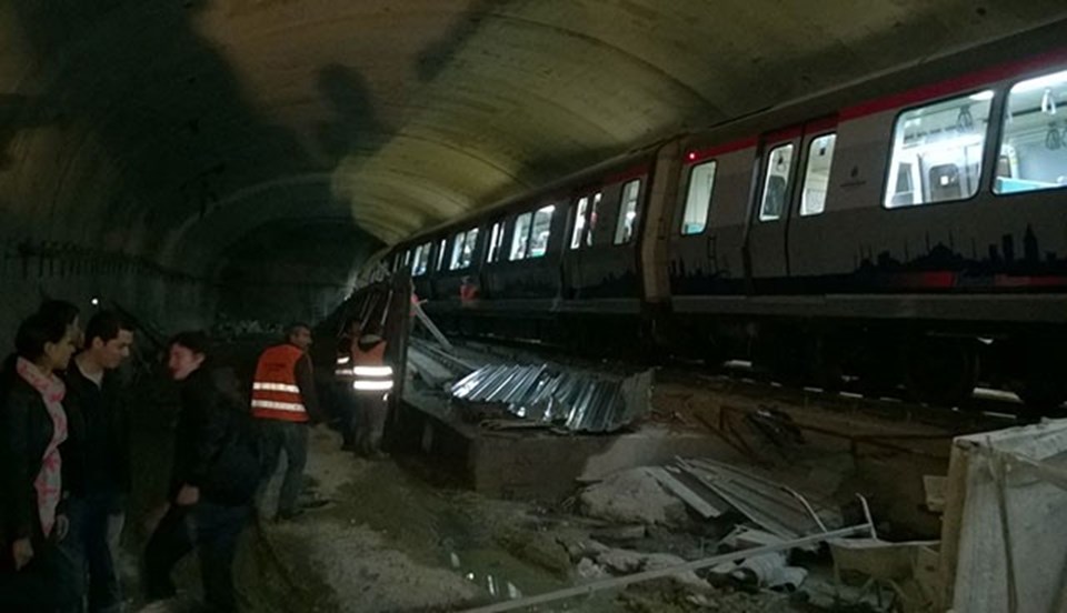 Metroda kaza, seferler durduruldu - 2