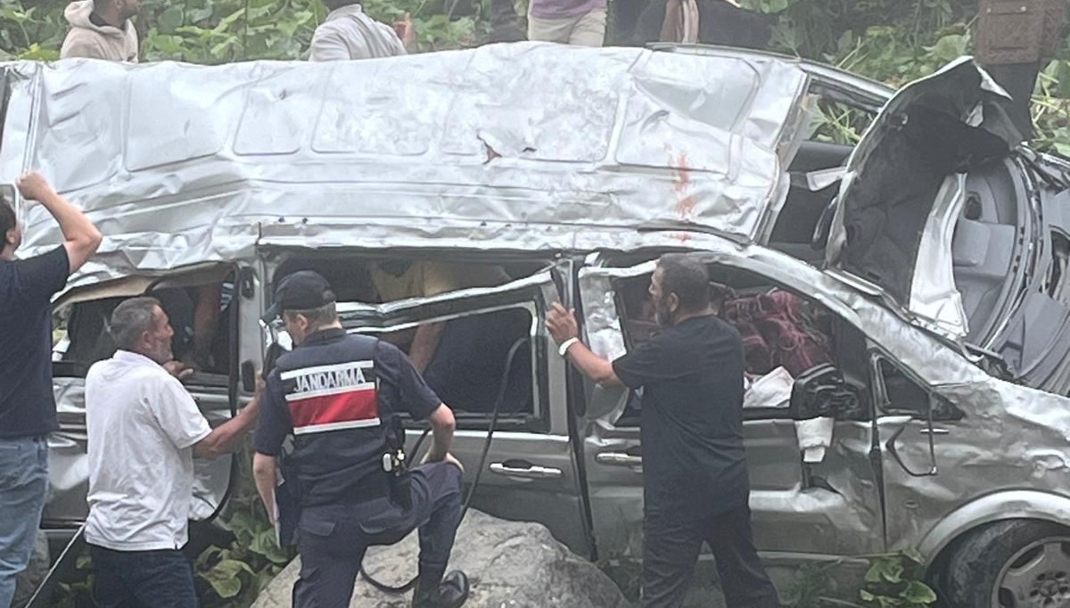Turistleri taşıyan minibüs uçuruma yuvarlandı: İki ölü, dört yaralı
