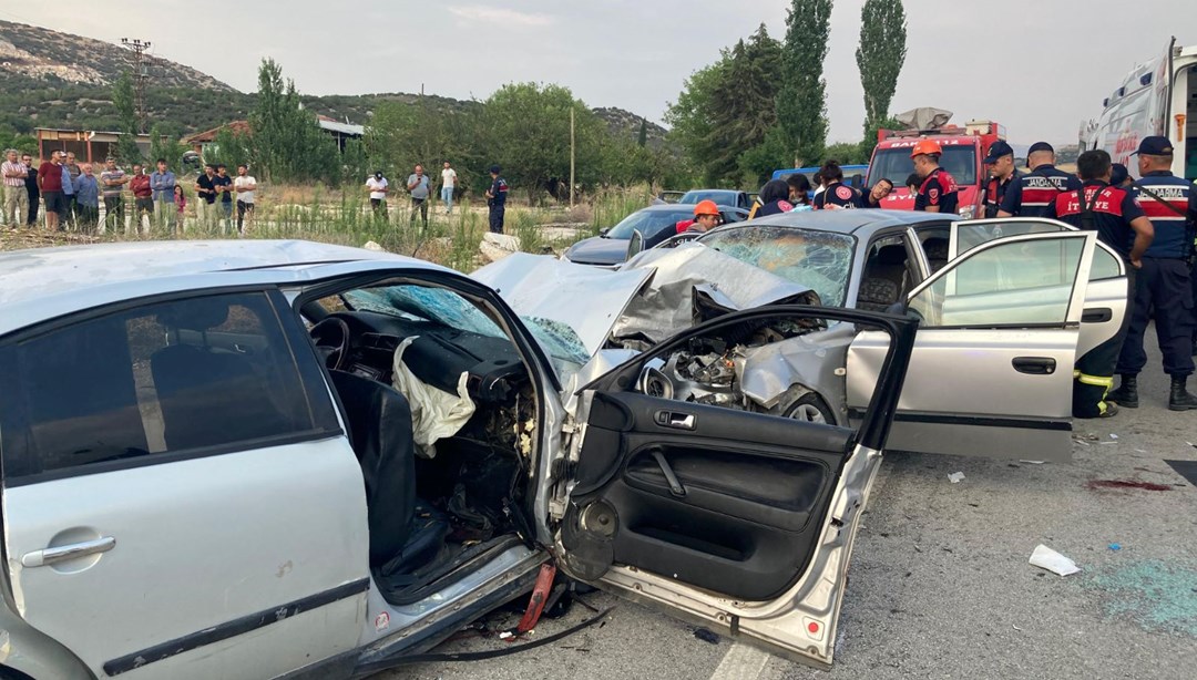 Burdur'da iki otomobil kafa kafaya çarpıştı: 1 ölü, 9 yaralı