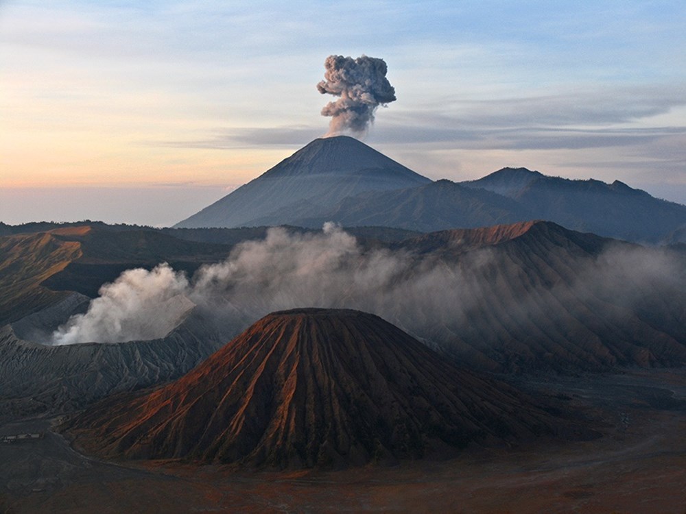 Самый древний вулкан. Вулкан Сангай. Кальдера супервулкана Тейде. Тиманский вулкан. Эфьядлькудль вулкан.