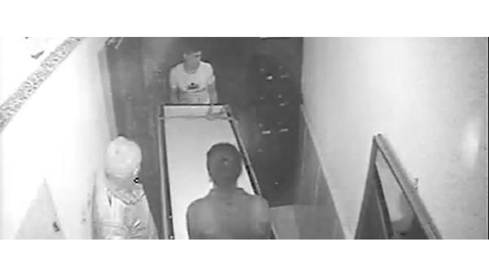 32 yerinden bıçaklayarak öldürdü, bazaya koyup binadan çıkardı