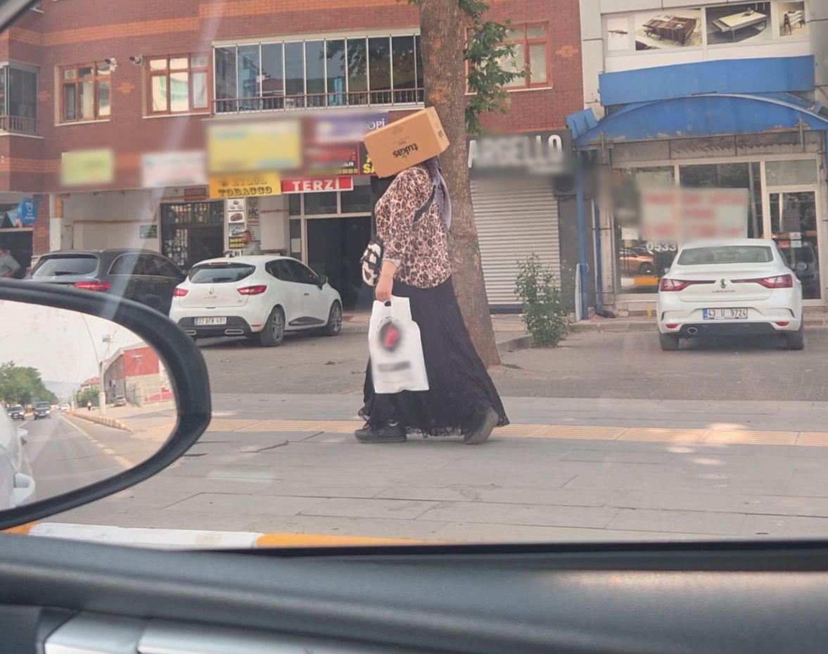 Sokakta yürüyen kadının görüntüsü, sosyal medyada ilgi topladı.