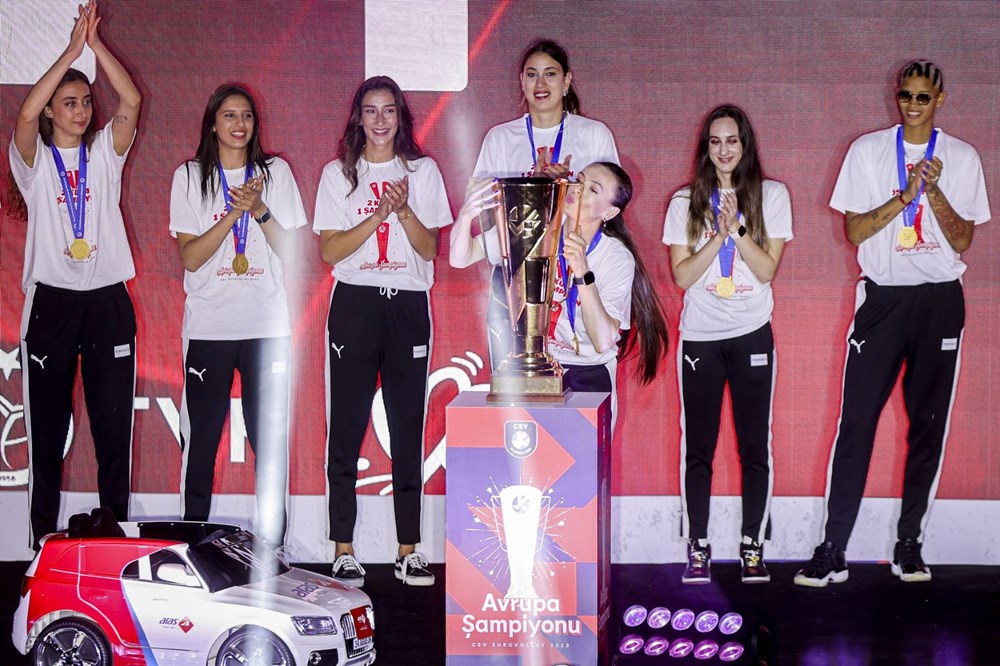 Galataport'ta şampiyonluk kutlaması | Filenin Sultanları tarihi zaferi vatandaşlarla kutladı - 10