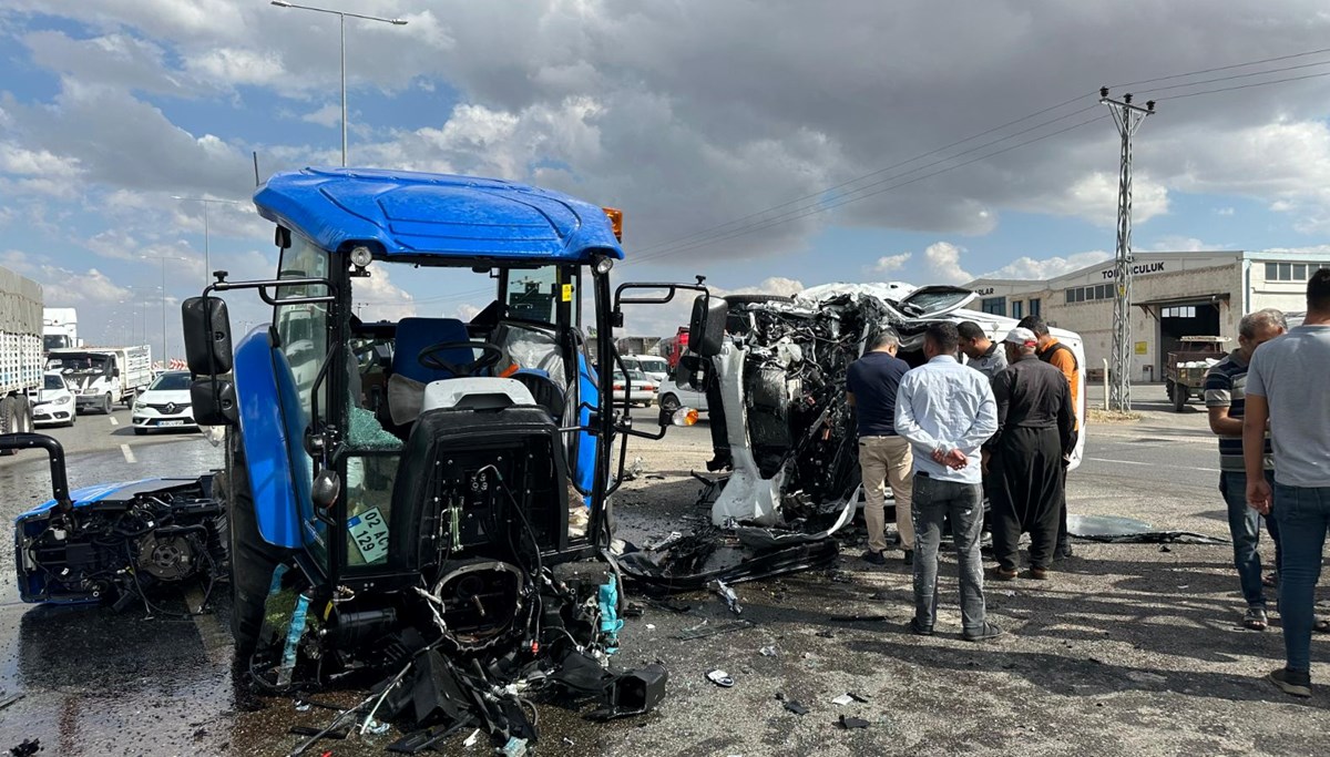 Adıyaman'da traktör ile minibüs çarpıştı: 4 kişi yaralandı Adıyaman'da traktör ile minibüs çarpıştı: 4 kişi yaralandı