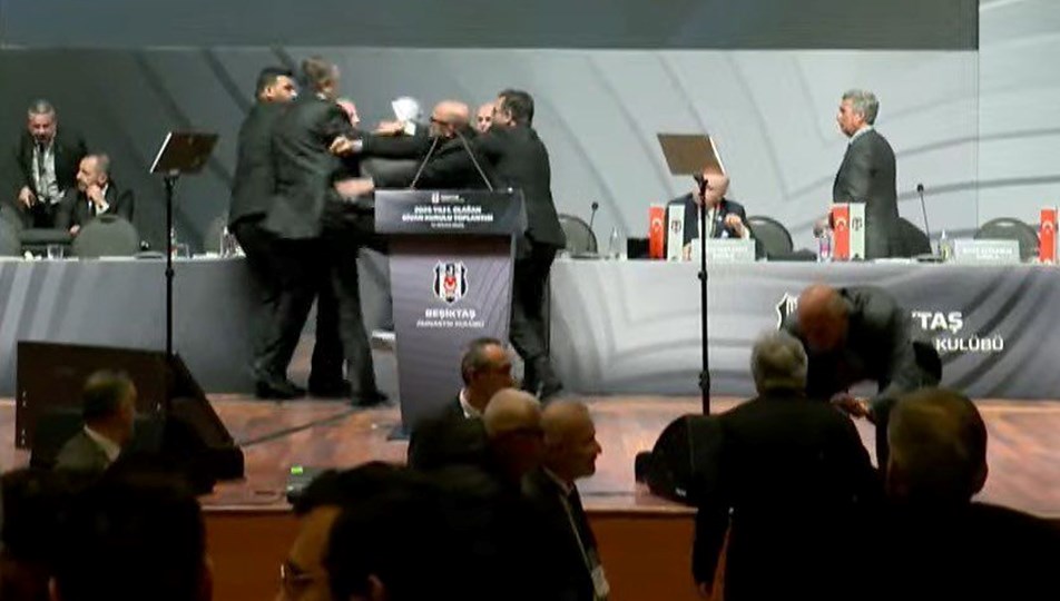 Beşiktaş divan kurulunda olay: Tevfik Yamantürk, eski Beşiktaş Başkanı Hasan Arat'a yumruk attı