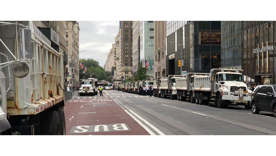 Trump'a New York’ta kum yüklü kamyonlarla koruma
