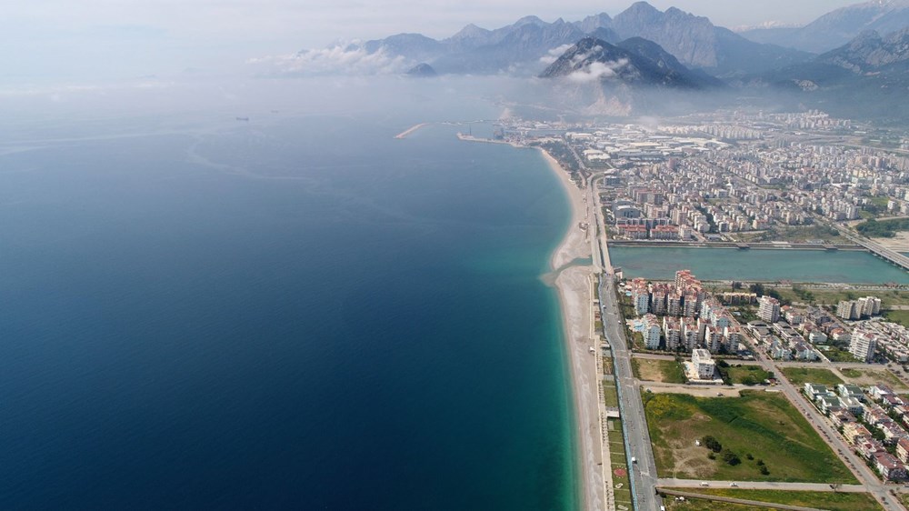 Konyaaltı Sahili 60 yılda 35 metre eridi, bir havluluk yer kaldı