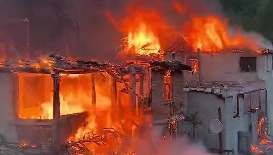 Amasya'da 4 ahşap ev küle döndü