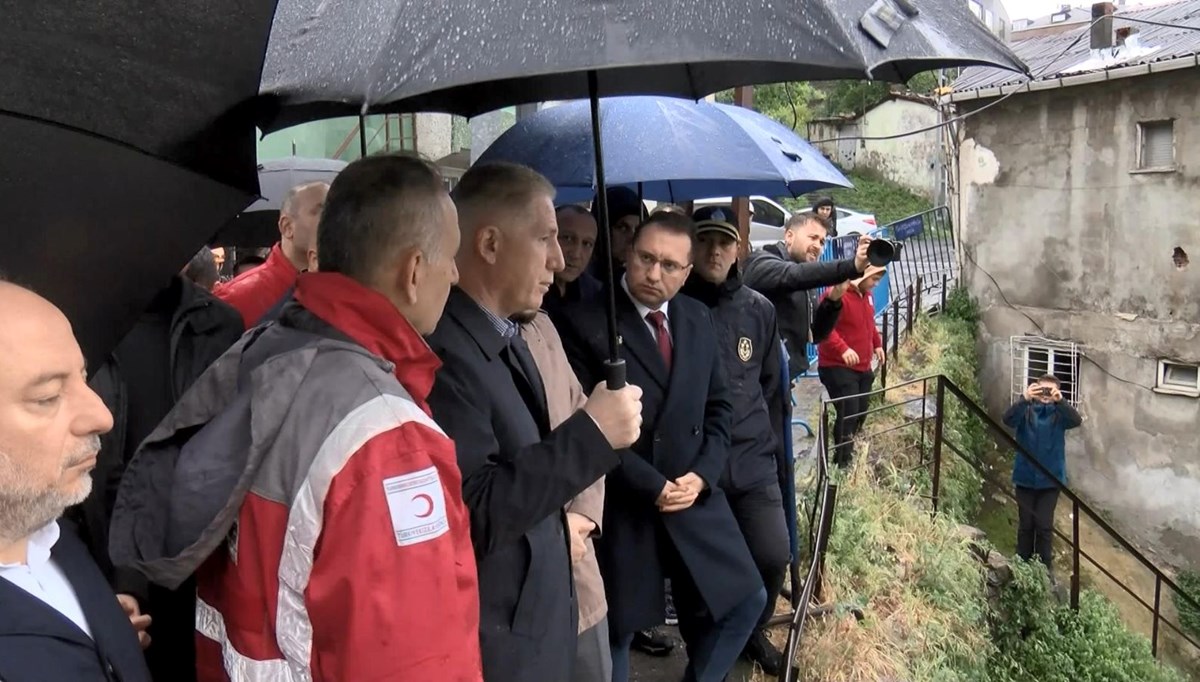 Gaziosmanpaşa'da toprak kayması | İstanbul Valisi Gül: Vatandaşlarımızı kalıcı olarak evlerine çıkartacağız Gaziosmanpaşa'da toprak kayması | İstanbul Valisi Gül: Vatandaşlarımızı kalıcı olarak evlerine çıkartacağız