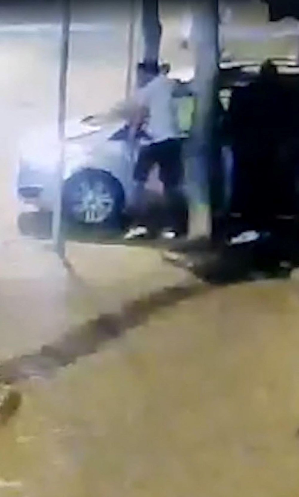 İzmir'de oyuncak kalaşnikof ile gasp - 6