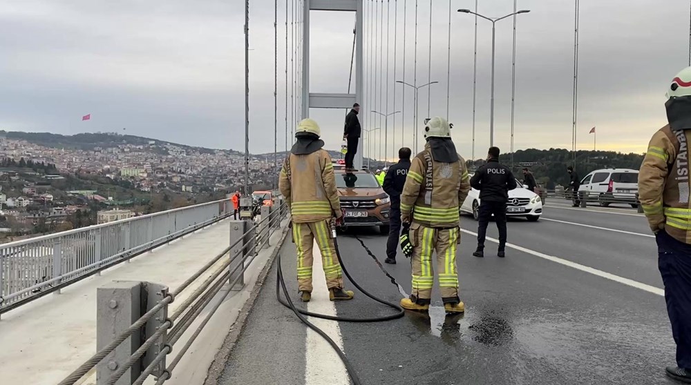 15 Temmuz Şehitler Köprüsü'nde hareketli dakikalar: Aracın üstüne çıkıp üstüne benzin döktü - 2