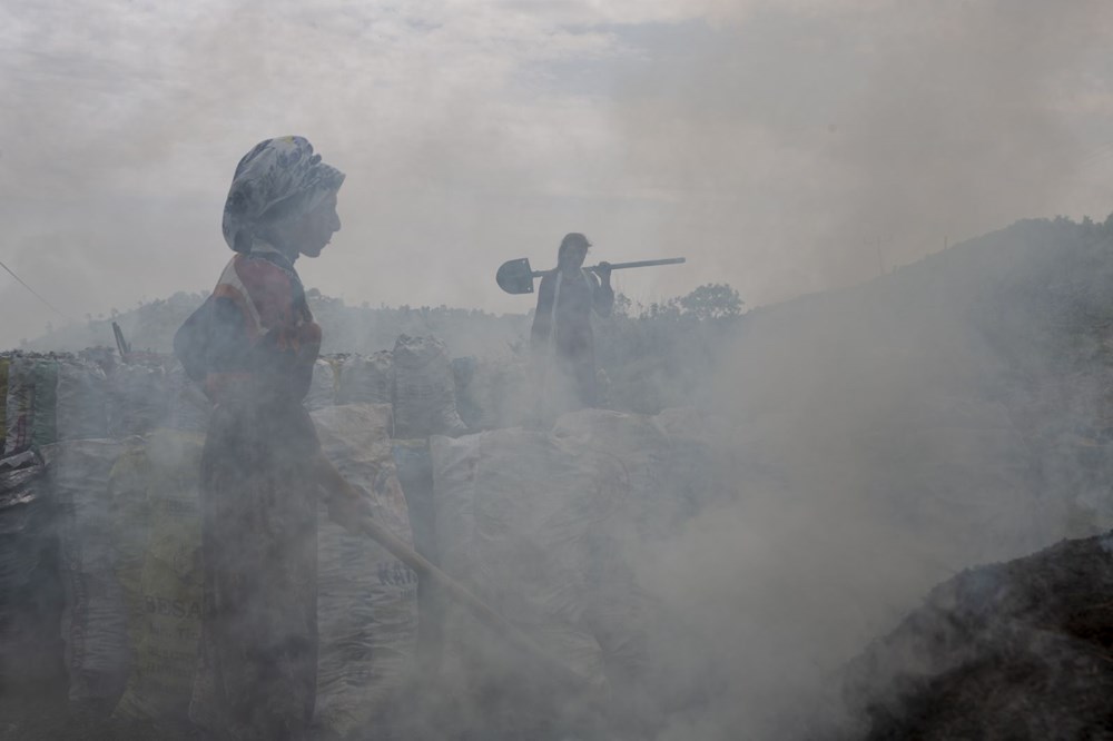 Ekmeklerini mangal kömüründen çıkarıyorlar - 7