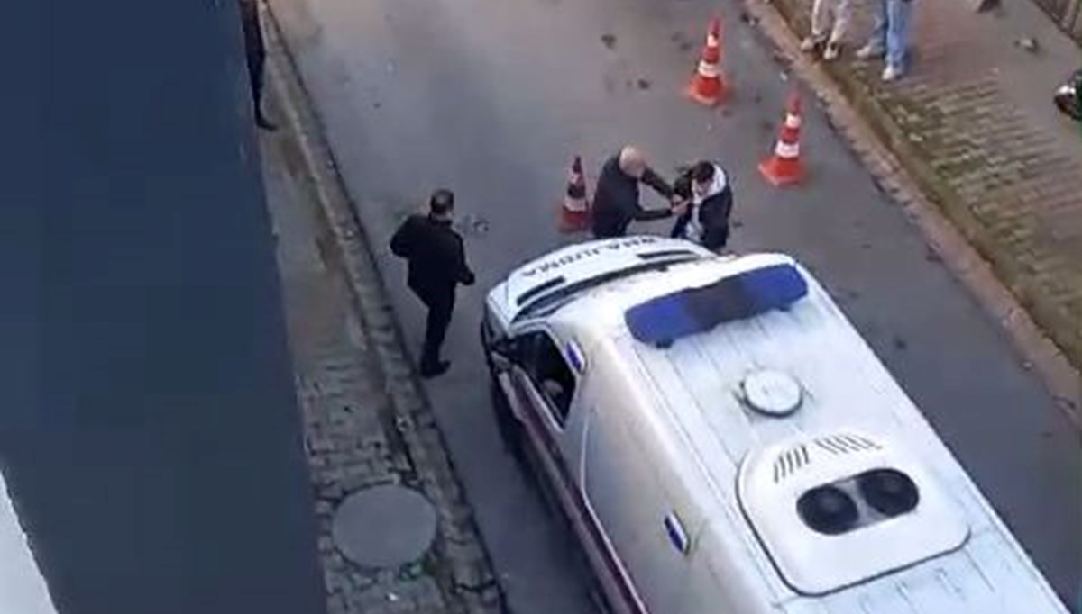 Ümraniye’de sağlık personeline saldırı: Ambulansa binmek istedi, aracı yumrukladı Ümraniye’de sağlık personeline saldırı: Ambulansa binmek istedi, aracı yumrukladı