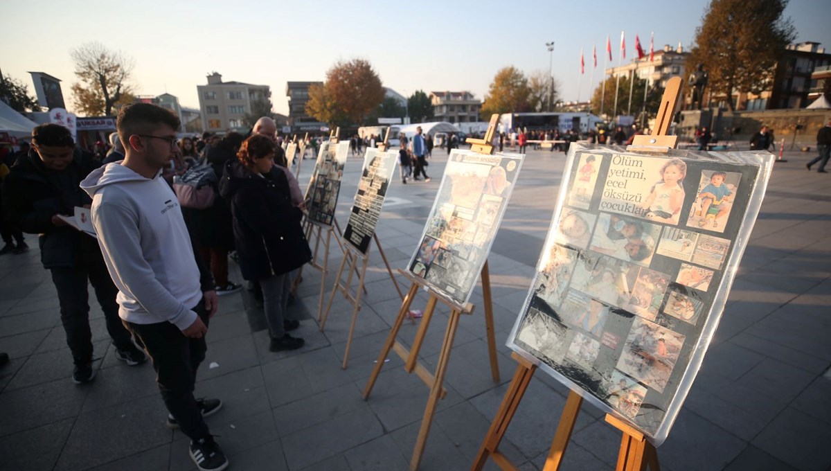 Düzce'de depremin izleri fotoğraf sergisinde Düzce'de depremin izleri fotoğraf sergisinde