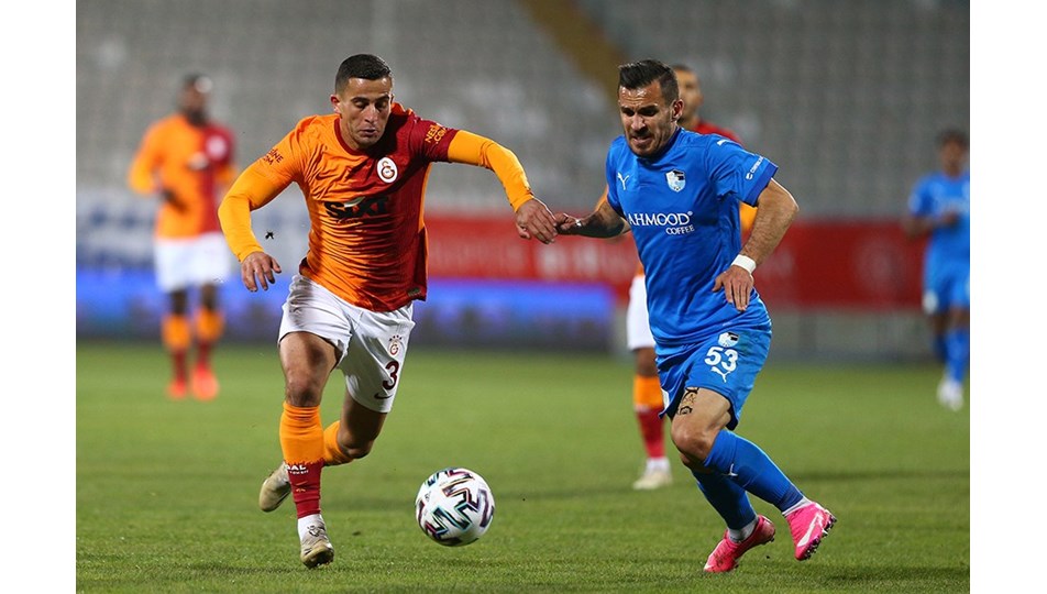 Elinde havai fişek patlayan Galatasaraylı futbolcu Omar Elabdellaoui, hastaneye kaldırıldı