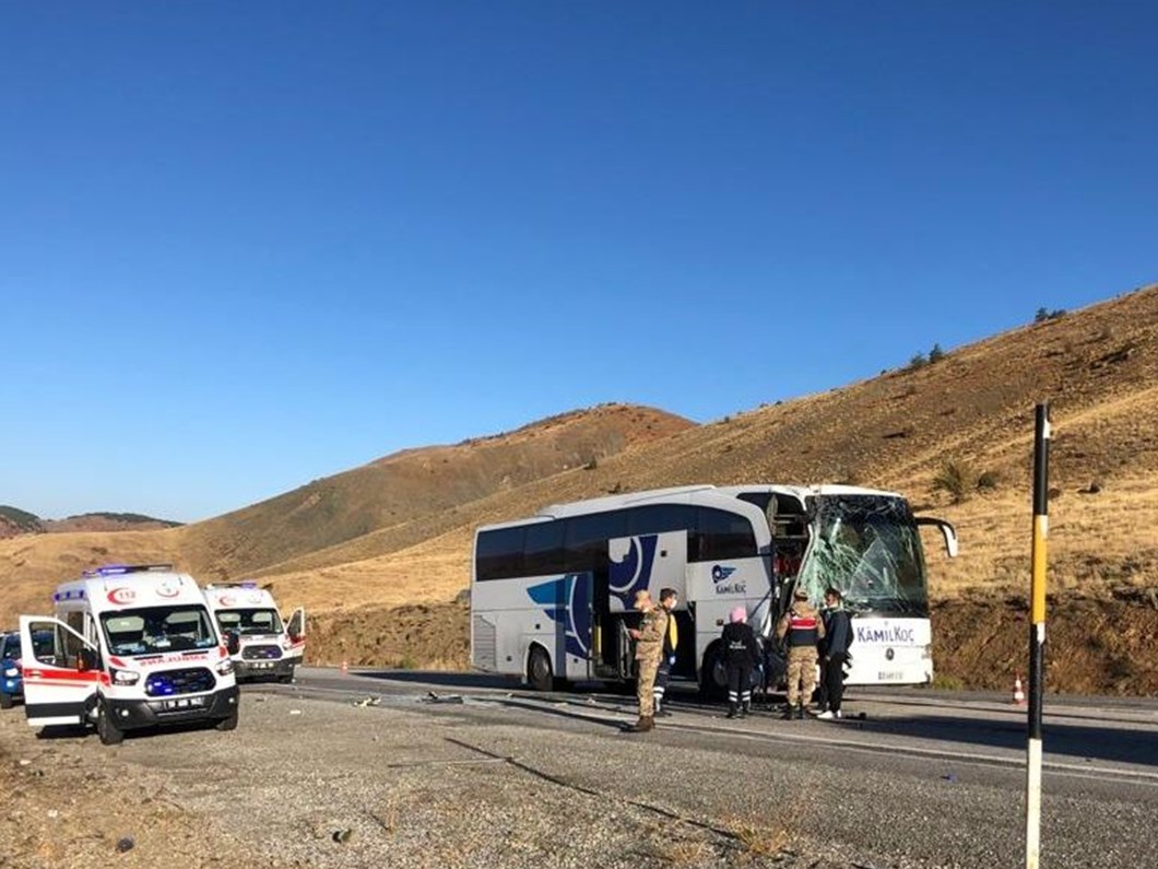 Yolcu Otobusu Tir La Carpisti 6 Yarali Ntv