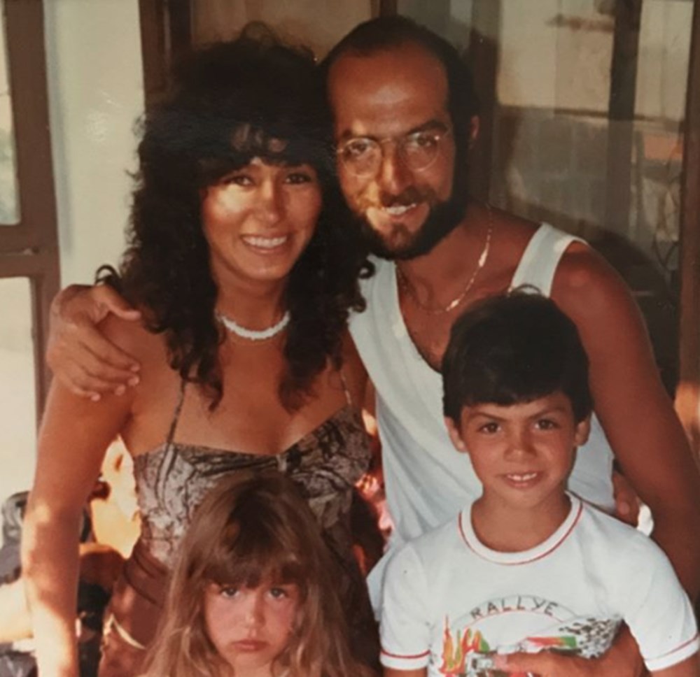 Su Burcu Yazgı Coşkun'dan nostaljik kare (Ünlülerin çocukluk ve gençlik halleri) - 516