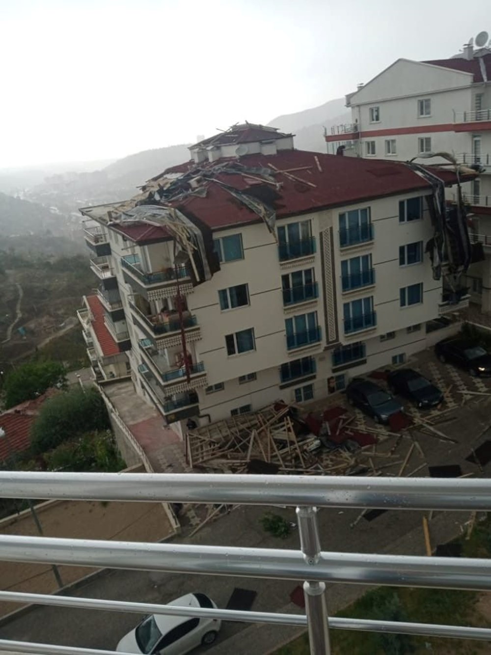 Ankara’da fırtına: Uçan çatı araçların üzerine düştü - 1