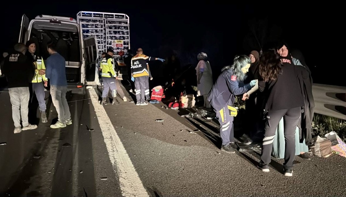 Minibüs, kamyona çarptı: 16 yaralı