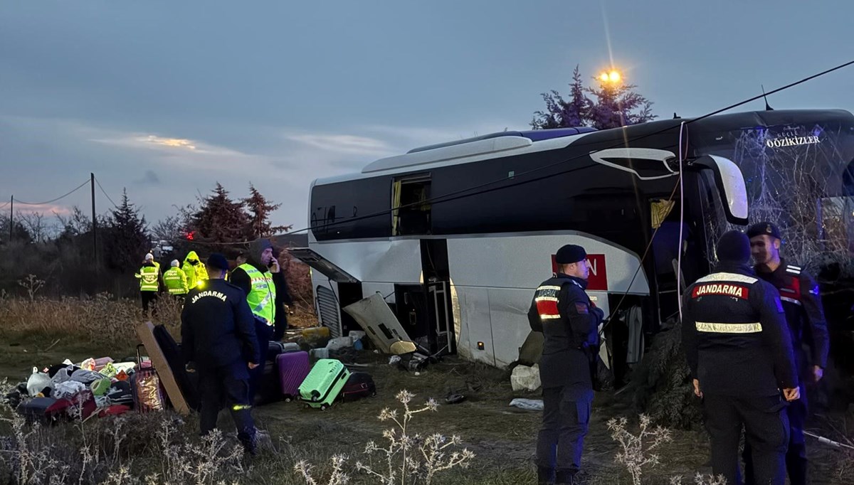 Çanakkale'de kontrolden çıkan otobüs şarampole uçtu: 40 kişi yaralandı