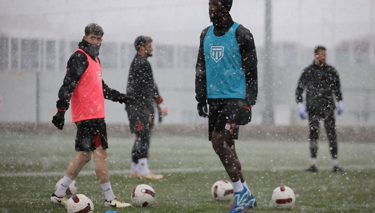 Sivasspor, kar altında çalıştı