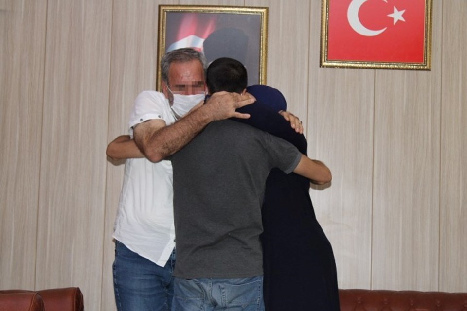Şırnak'ta teslim olan terörist Mardin'de ailesiyle buluştu - 1