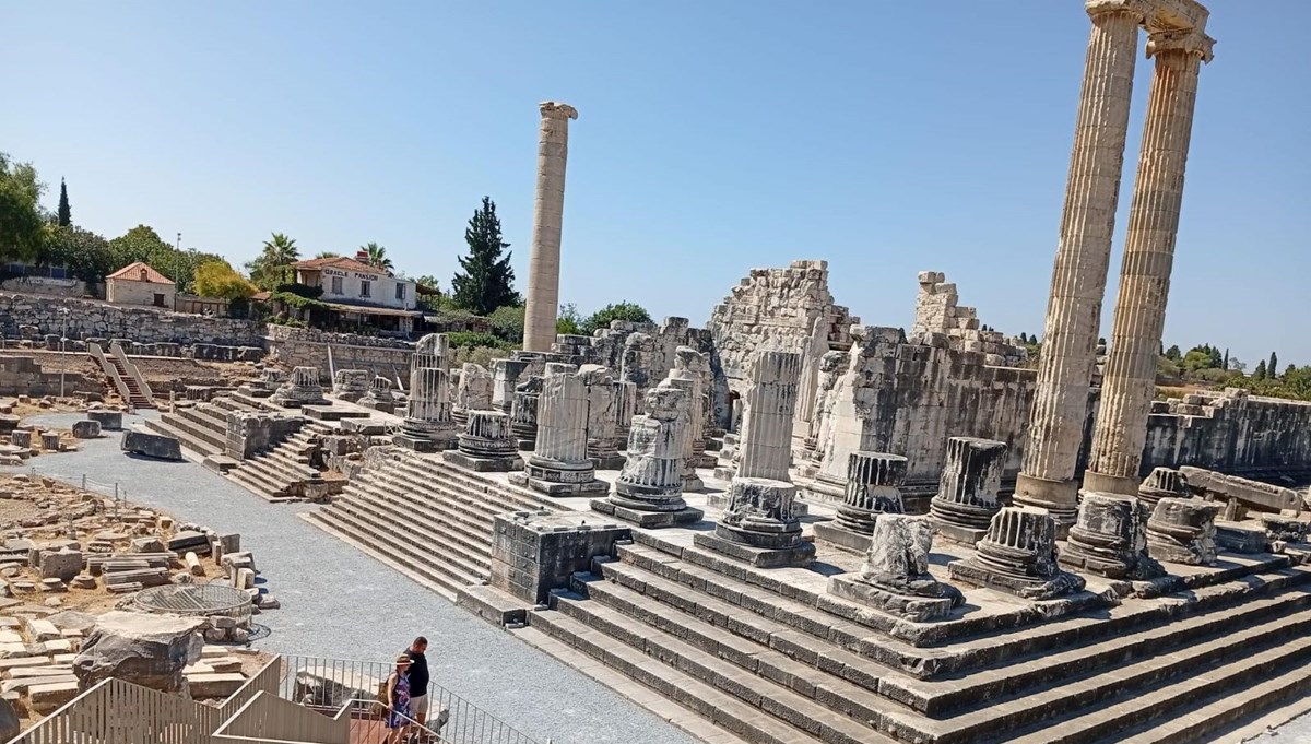 Dünyanın ilk kehanet merkezi Apollon Tapınağı, gece müzeciliğine açıldı