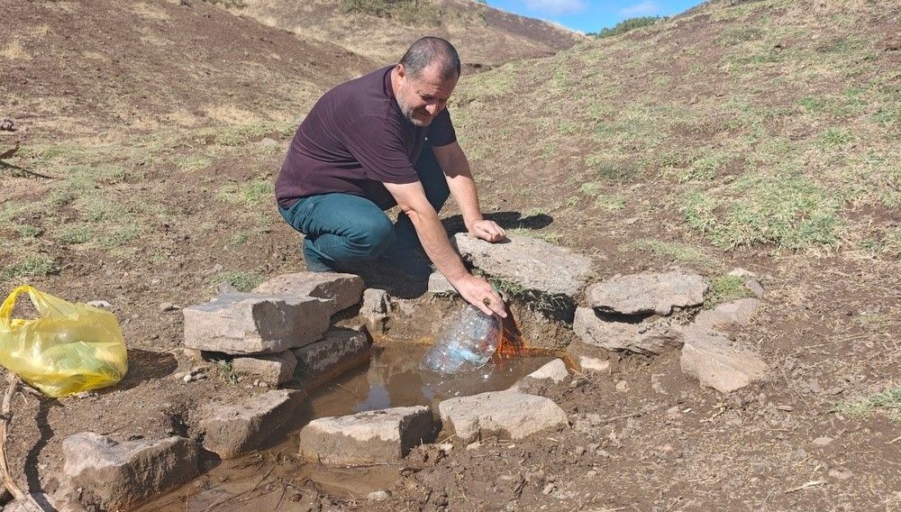 Şifalı su için kilometrelerce yol yürüyor: Böbreklere iyi geldiğine inanılıyor