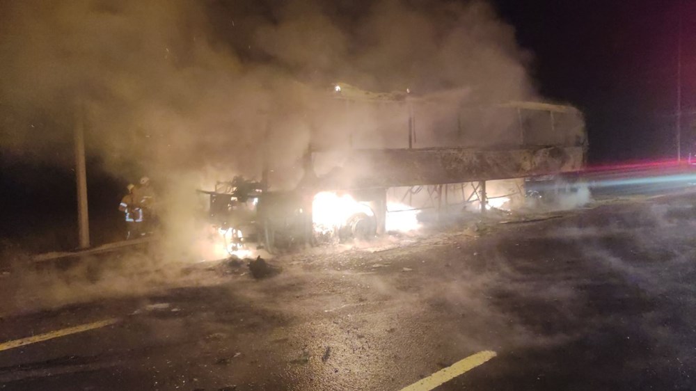 Lastiği patlayan otobüs alev alev yandı, facianın eşiğinden dönüldü - 2