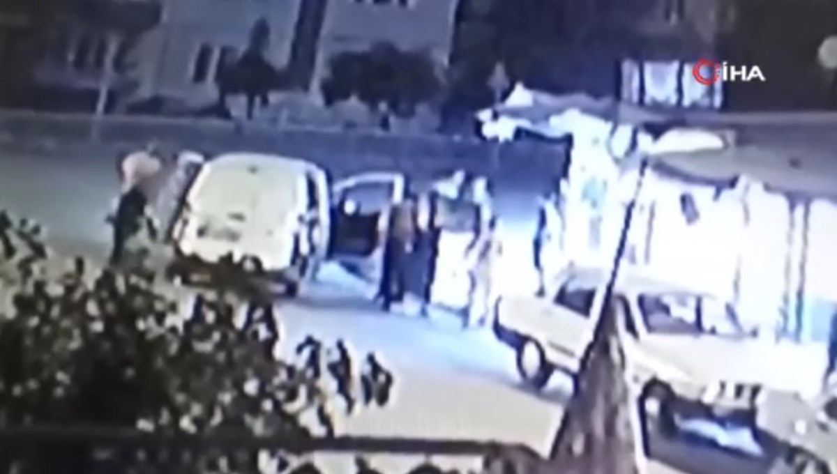 Ankara'da oğlunun kavga ettiği arkadaşlarını dövdü Ankara'da oğlunun kavga ettiği arkadaşlarını dövdü