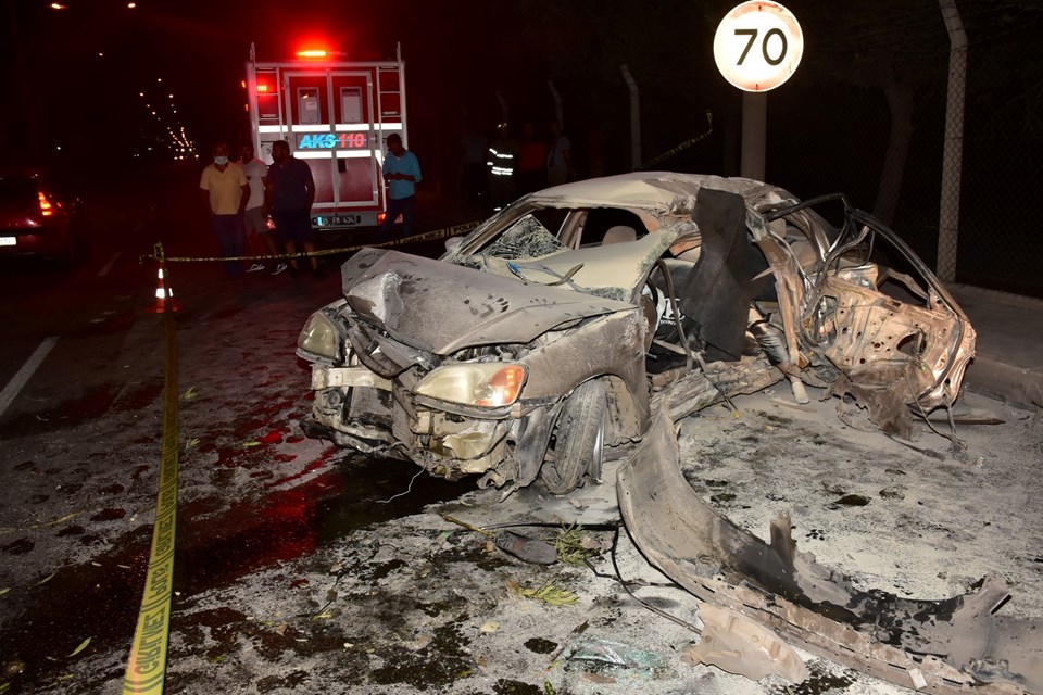 İzmir'de bariyerlere çarpan otomobil alev aldı: 1 ölü, 1’i ağır 3 yaralı - 1