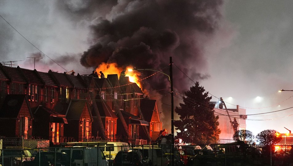 ABD'de ambulans uçak yerleşim yerine düştü: Çok sayıda ölü var