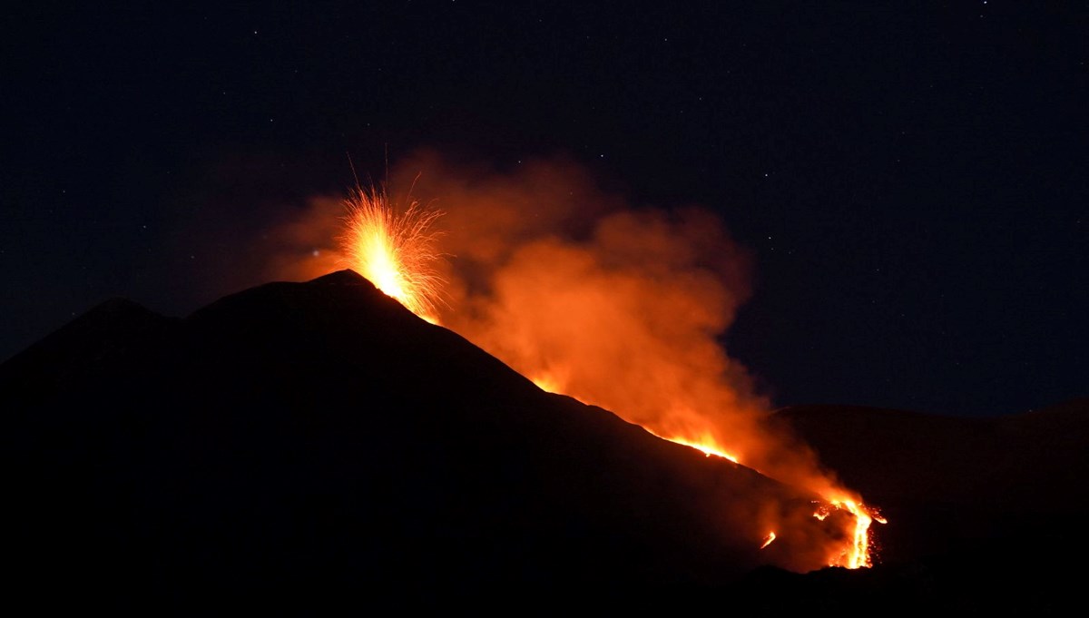 Etna Yanardağı bir kez daha lav püskürttü