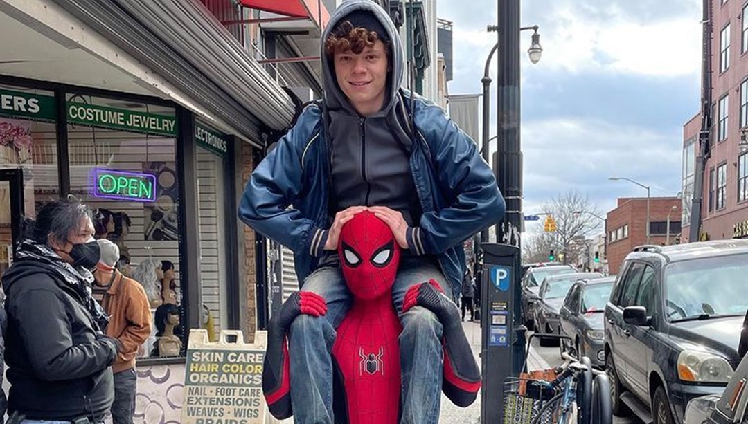 Tom Holland Örümcek Adam 3 setinde Kemerlerinizi bağlayın