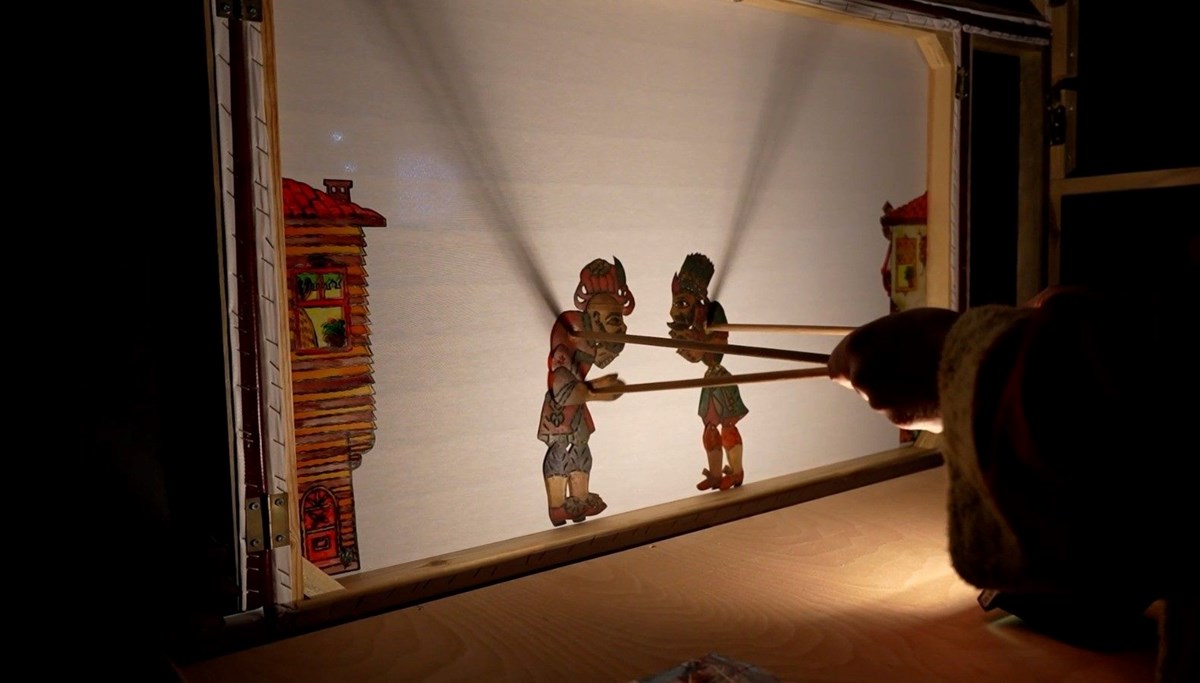 Karagöz ile Hacivat'a olan tutkusunu 21 yıldır sahneye taşıyor