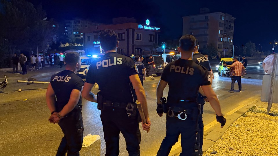 Trafik kazasında ortalık savaş alanına döndü: 6 yaralı, 12 gözaltı - 1