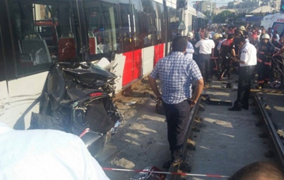 Güngören’de tramvay otomobille çarpıştı: 2 yaralı - 1