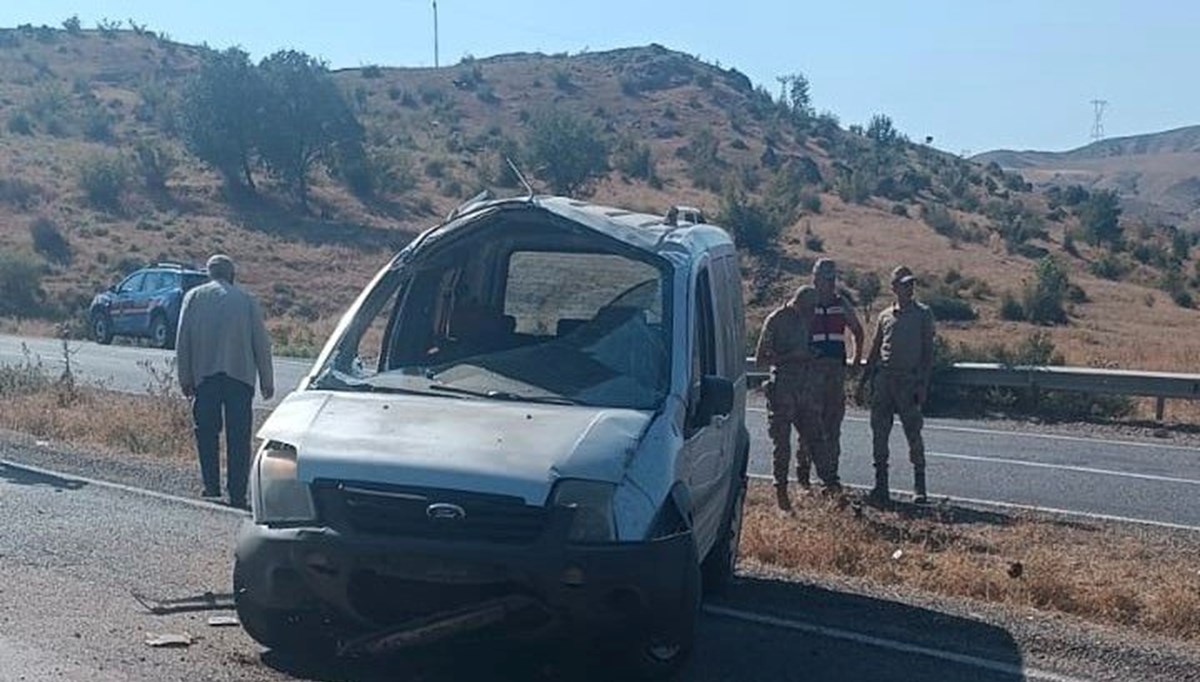 Siirt’te otomobil takla attı: 4 yaralı Siirt’te otomobil takla attı: 4 yaralı