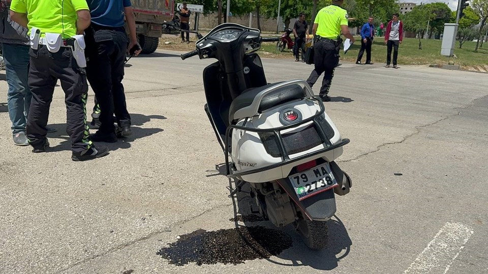 Tır, motosiklete çarptı: Baba hayatını kaybetti, 4 yaşındaki çocuğu ağır yaralı - 1