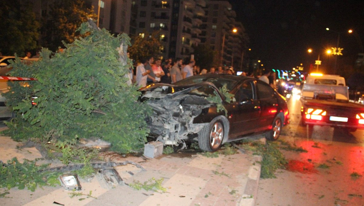 Manisa'da trafik kazası: 5 ağacı devirerek durabildi
