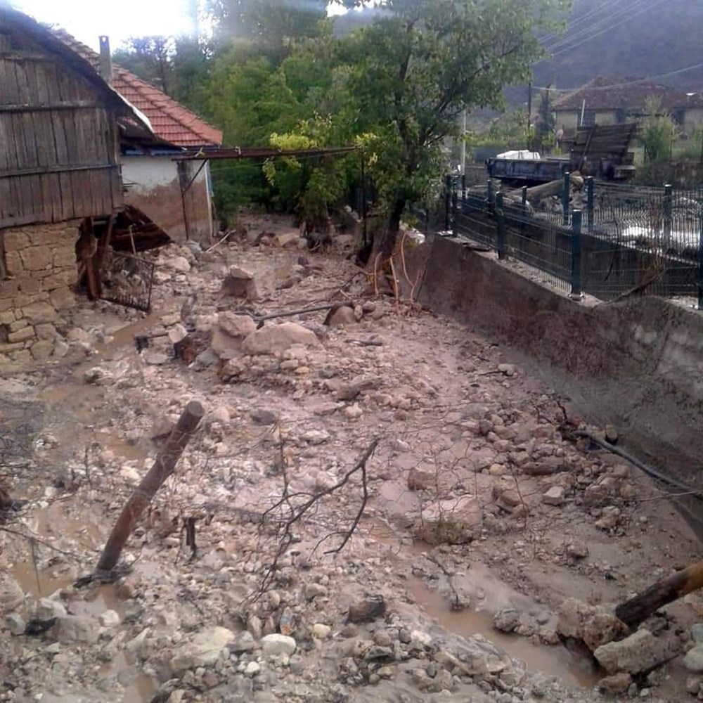Masaların üzerine çıkarak kurtuldular - 1