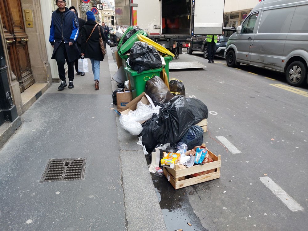 Paris'te binlerce ton çöp birikti: Mezarda emeklilik istemiyoruz - 4